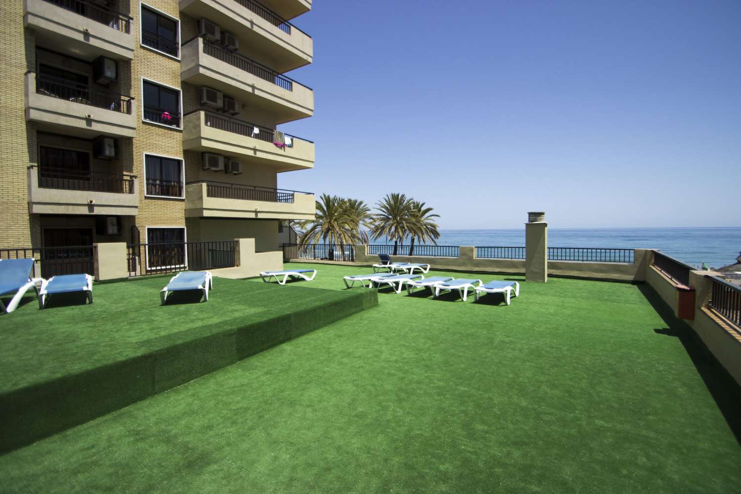 Fantástico Apartamento en el Paseo Marítimo de Los Boliches con impresionantes vistas al mar, con piscina, garaje y trastero