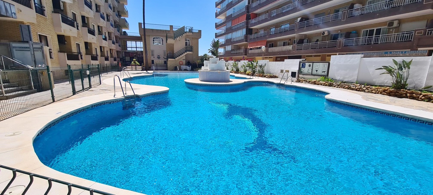 Fantástico Apartamento en el Paseo Marítimo de Los Boliches con impresionantes vistas al mar, con piscina, garaje y trastero