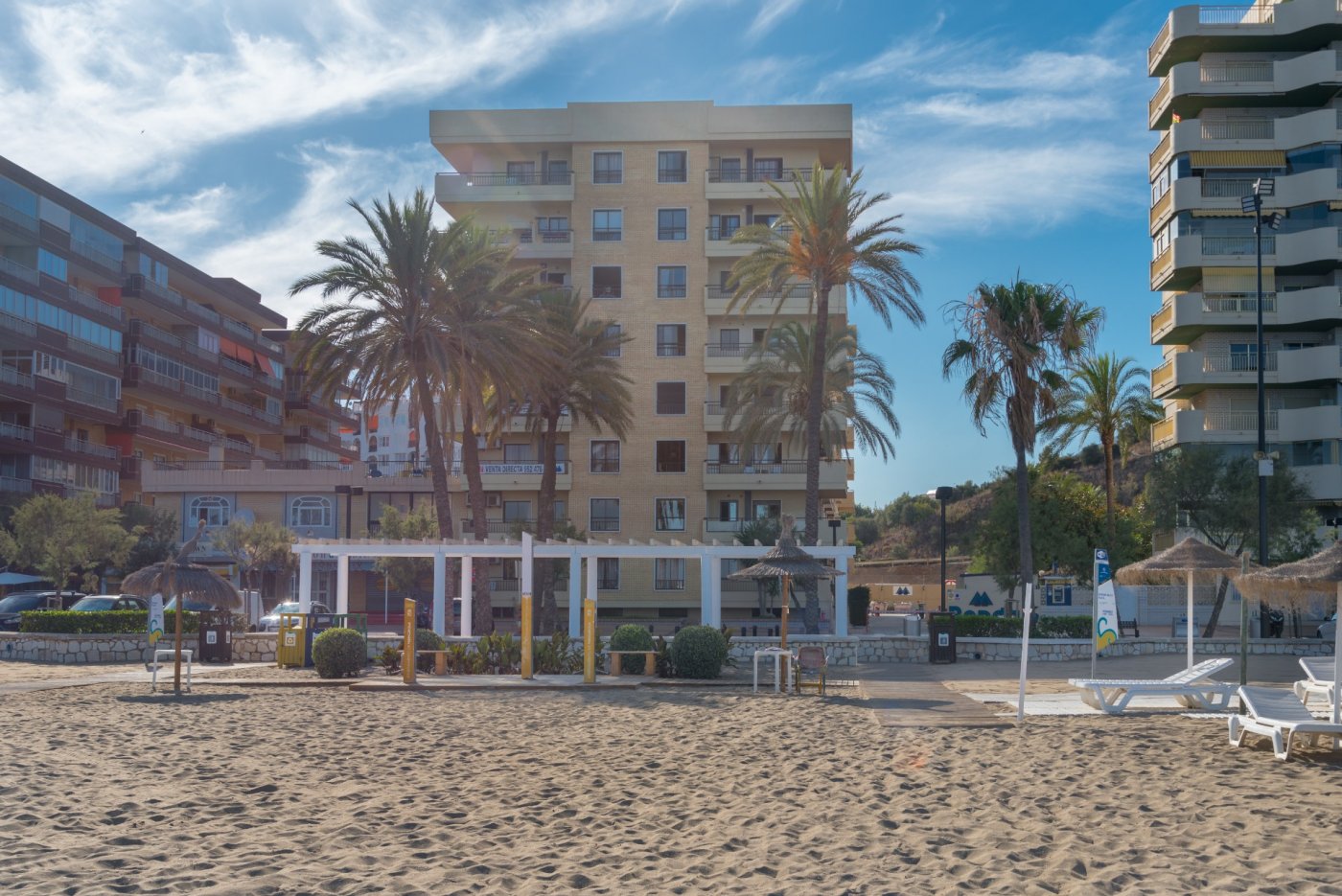 Fantástico Apartamento en el Paseo Marítimo de Los Boliches con impresionantes vistas al mar, con piscina, garaje y trastero