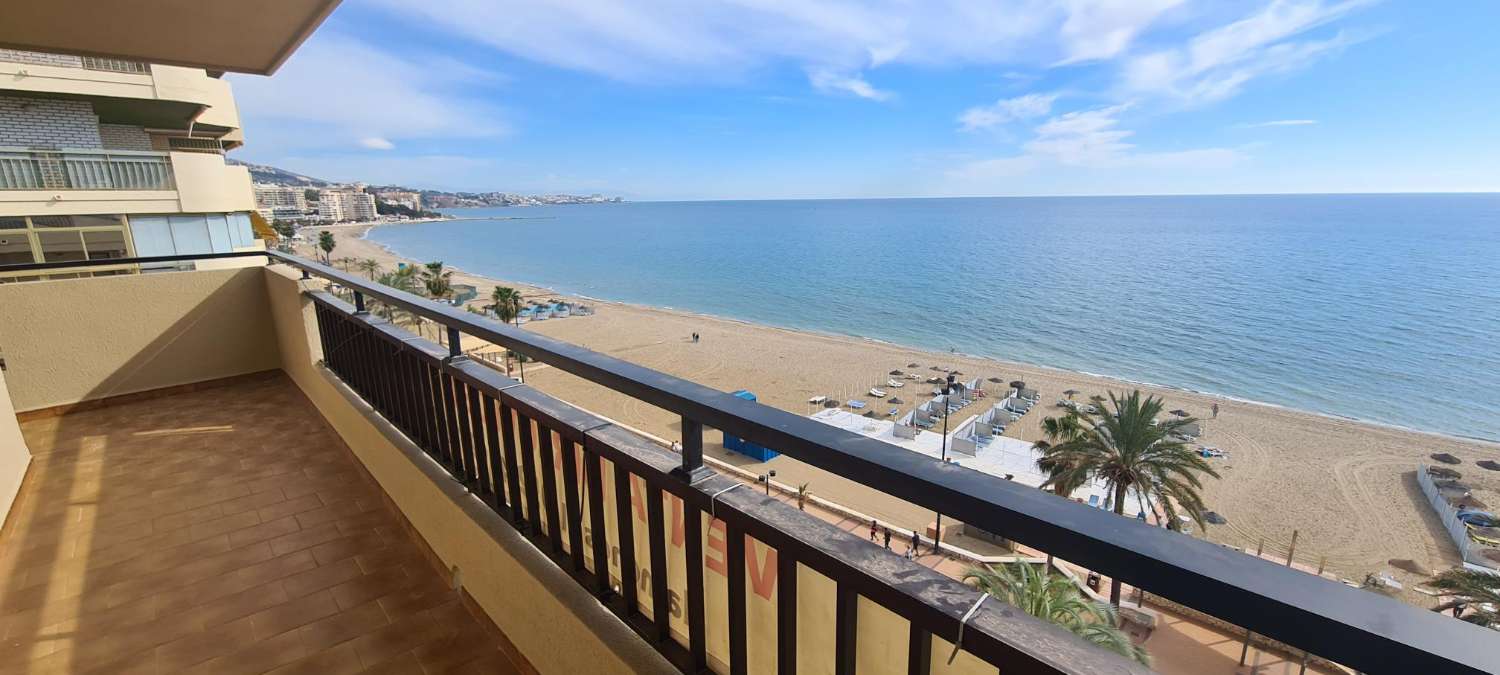 Fantástico Apartamento en el Paseo Marítimo de Los Boliches con impresionantes vistas al mar, con piscina, garaje y trastero