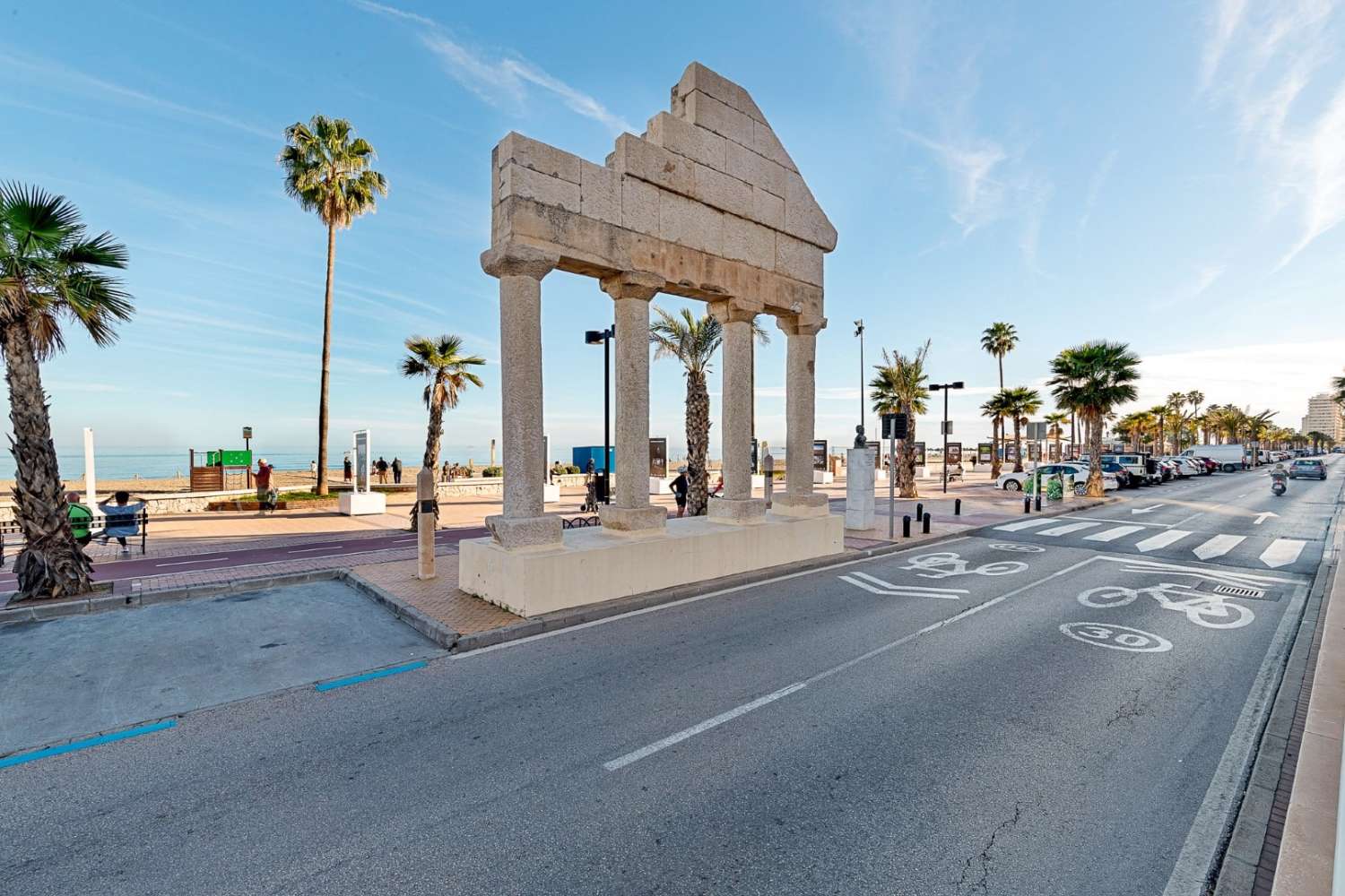 Fantastisk lägenhet i nyskick belägen endast 80 meter från stranden i Los Boliches, Fuengirola