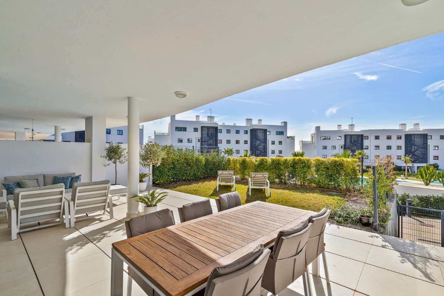Fantastic garden apartment located in the Urbanization Higueron West