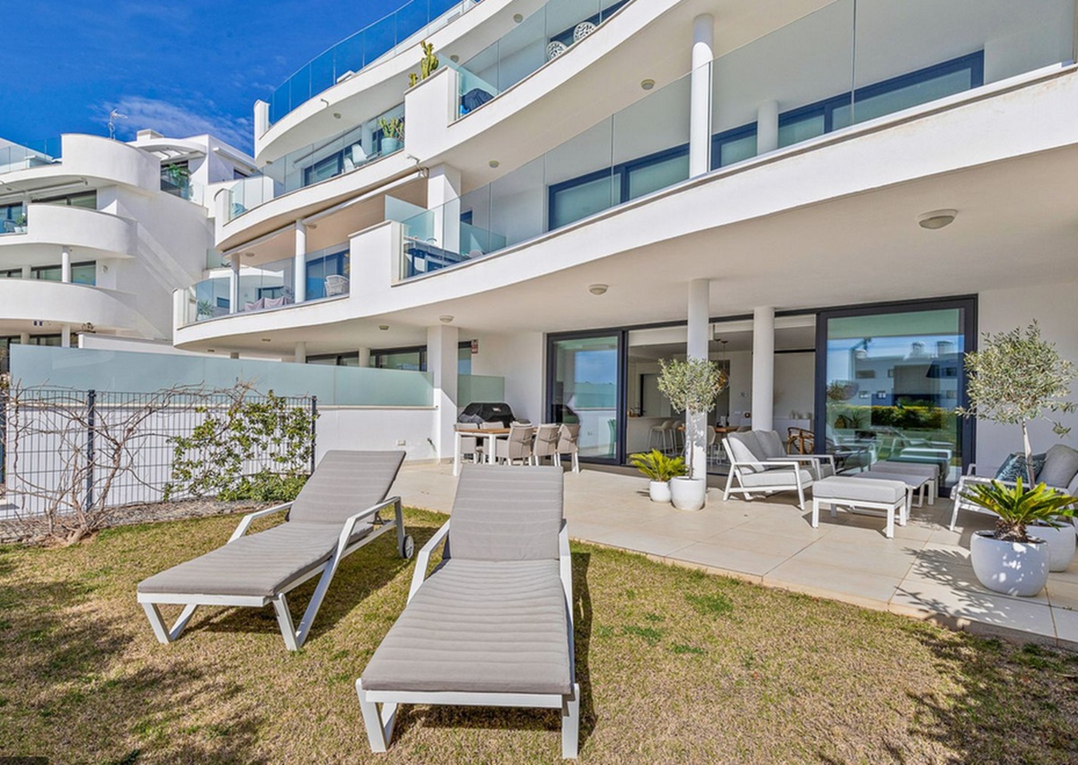 Fantástico piso con jardín privado situado en la urbanización Higueron West