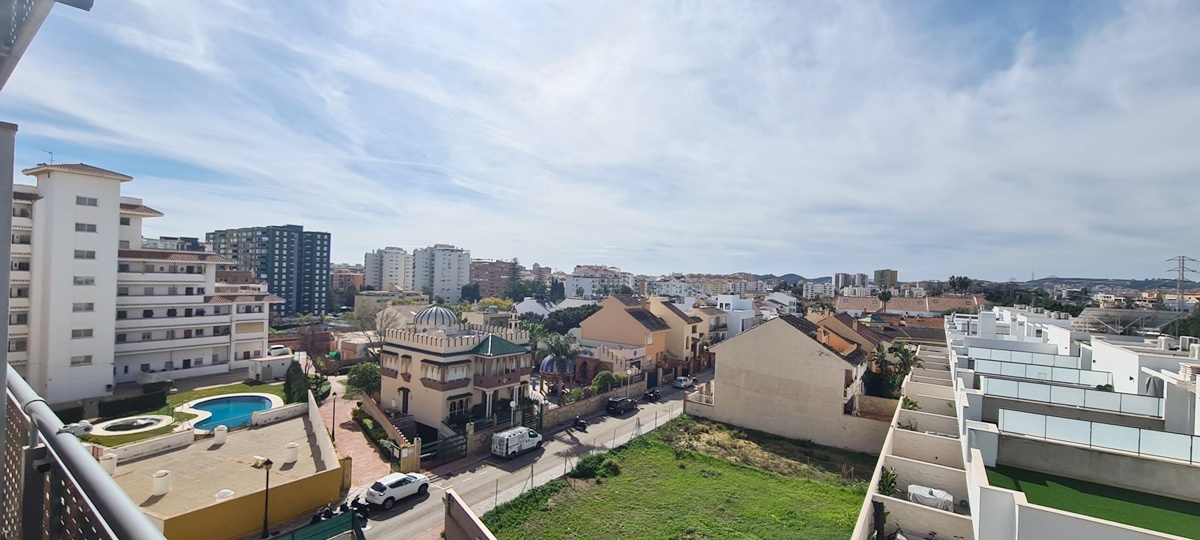 Precioso apartamento amueblado, situado en Los Boliches a solo 700 mts de la playa. Con Piscina, Garaje y trastero