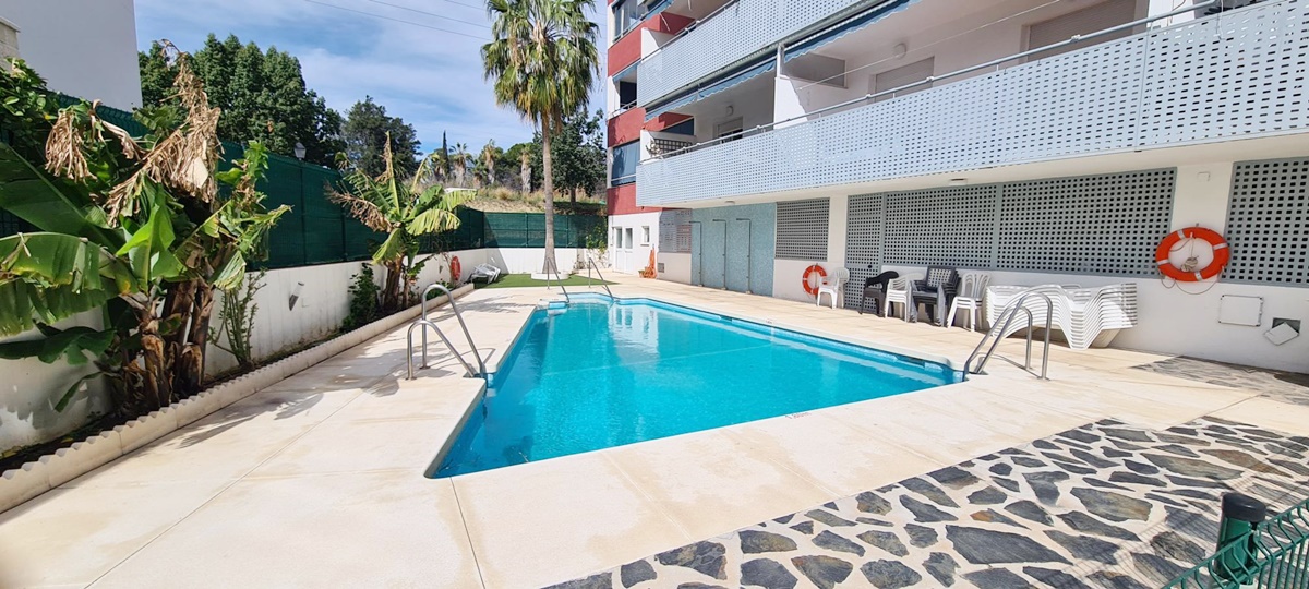 Precioso apartamento amueblado, situado en Los Boliches a solo 700 mts de la playa. Con Piscina, Garaje y trastero