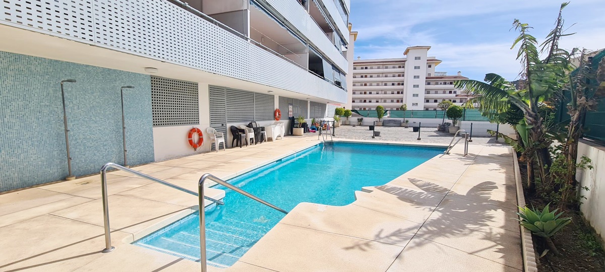 Precioso apartamento amueblado, situado en Los Boliches a solo 700 mts de la playa. Con Piscina, Garaje y trastero