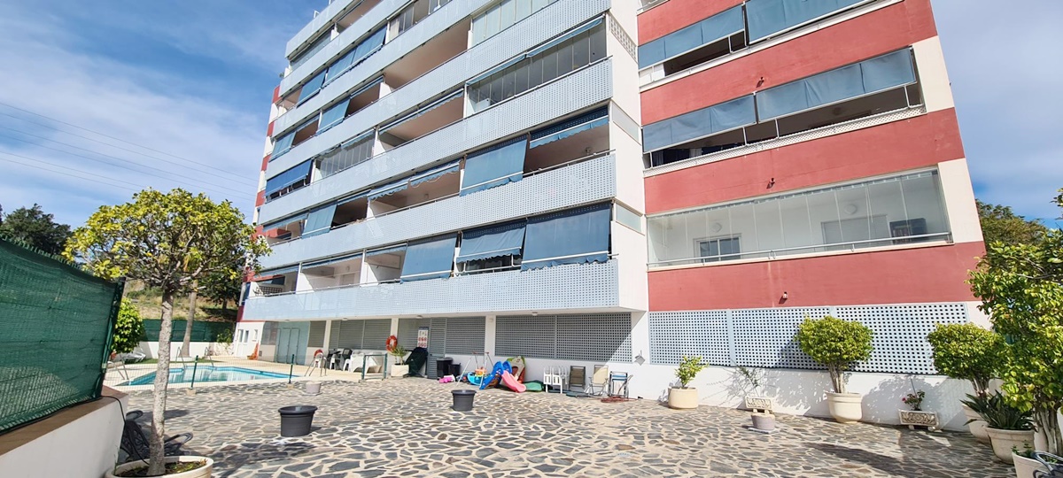 Precioso apartamento amueblado, situado en Los Boliches a solo 700 mts de la playa. Con Piscina, Garaje y trastero