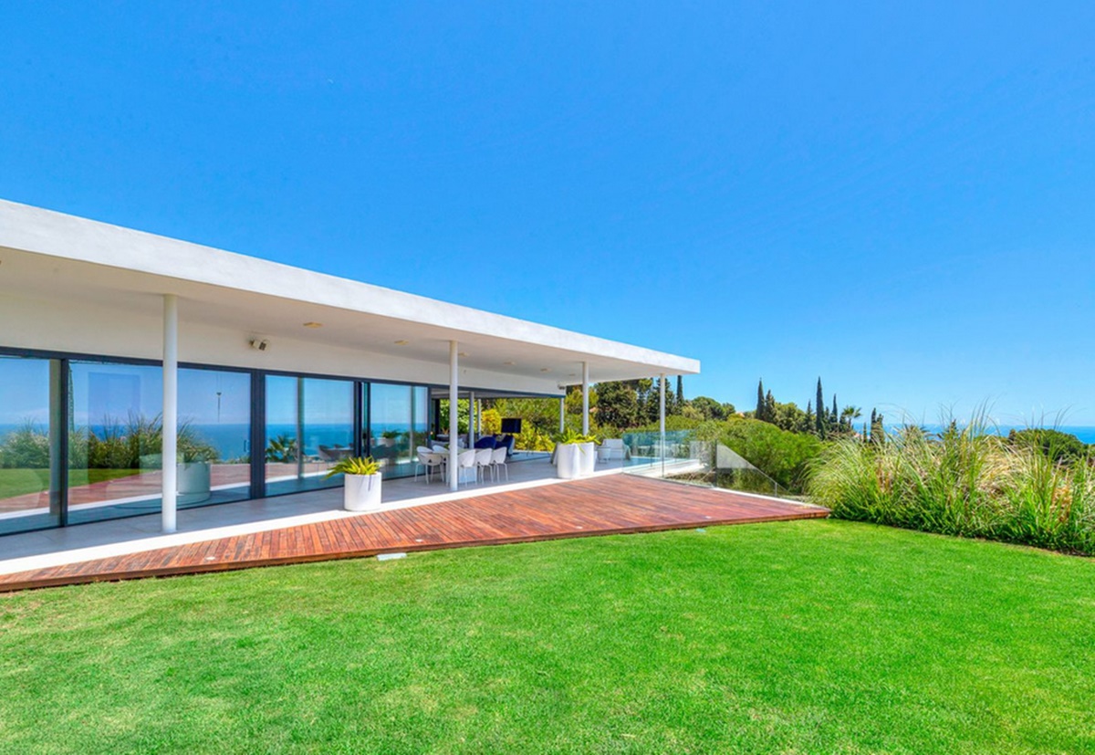 Contemporary designer villa in Reserva del Higuerón with breathtaking views towards the sea