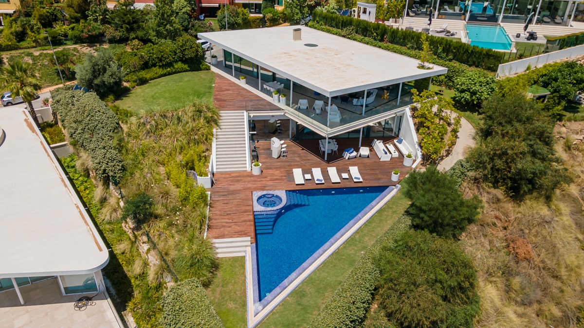 Contemporary designer villa in Reserva del Higuerón with breathtaking views towards the sea