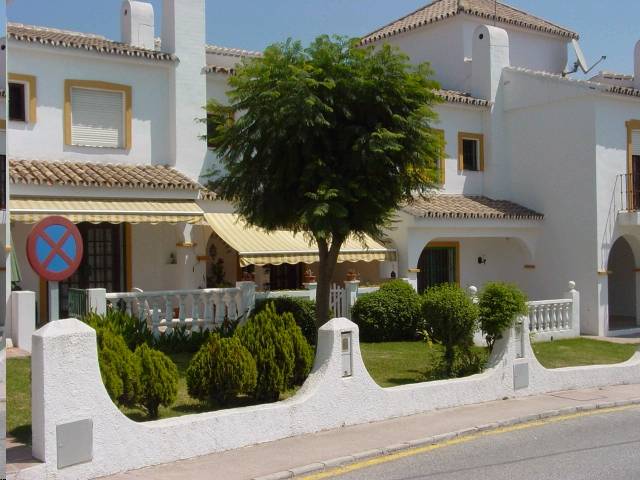 Encantadora y acogedora casa adosada de 2 dormitorios situada en la urbanización Pueblo Campana, mijas costa