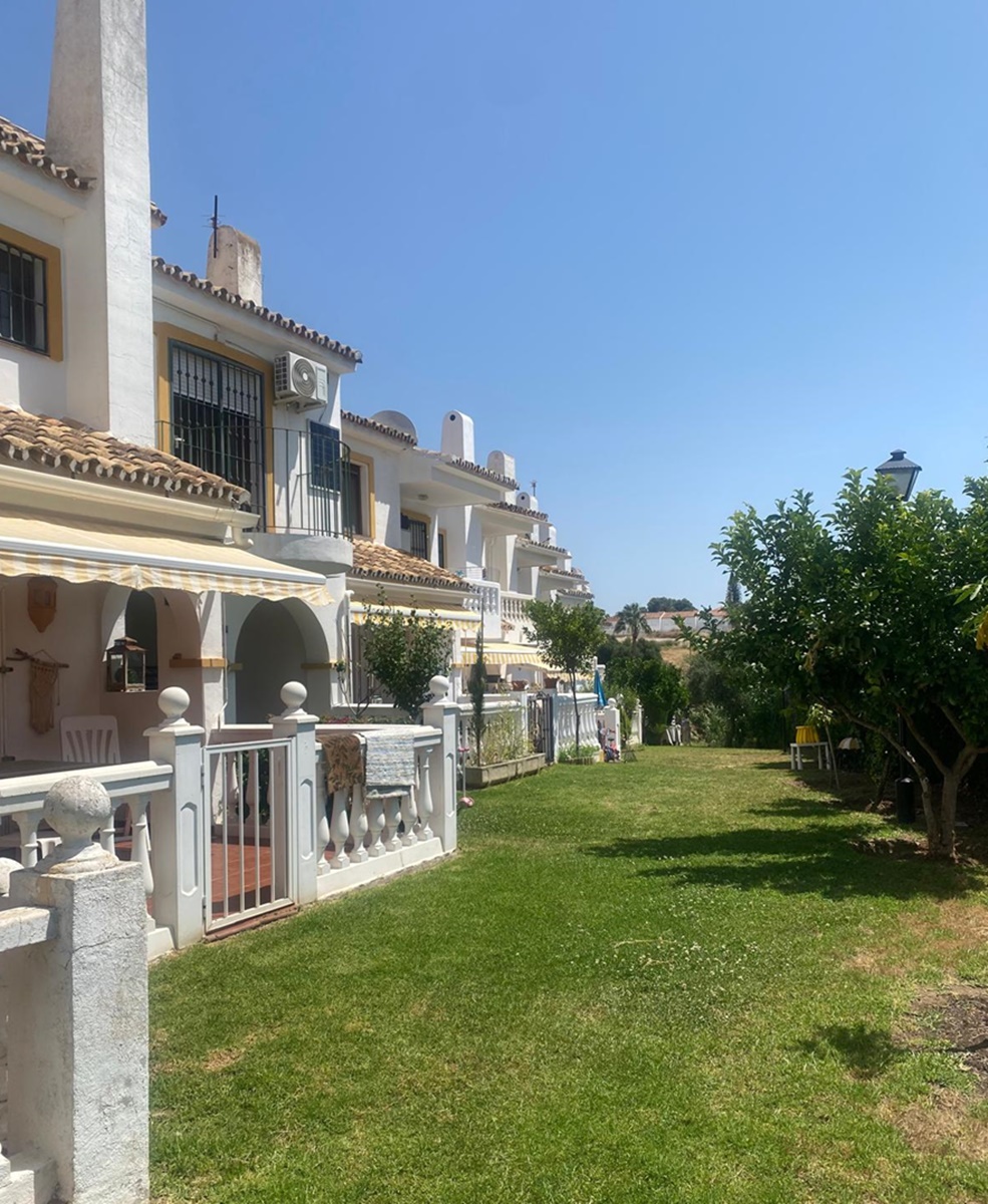 Encantadora y acogedora casa adosada de 2 dormitorios situada en la urbanización Pueblo Campana, mijas costa