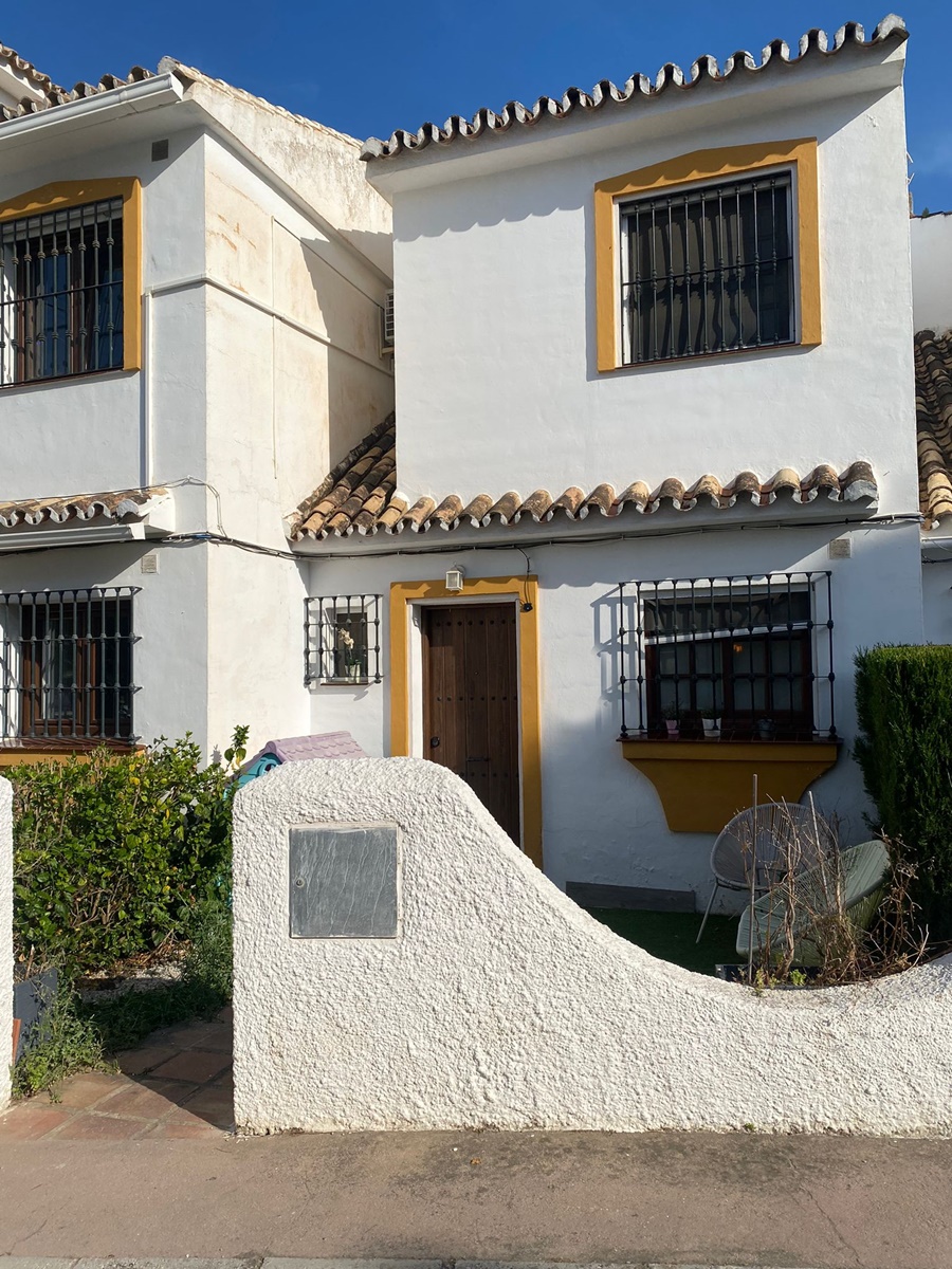 Encantadora y acogedora casa adosada de 2 dormitorios situada en la urbanización Pueblo Campana, mijas costa