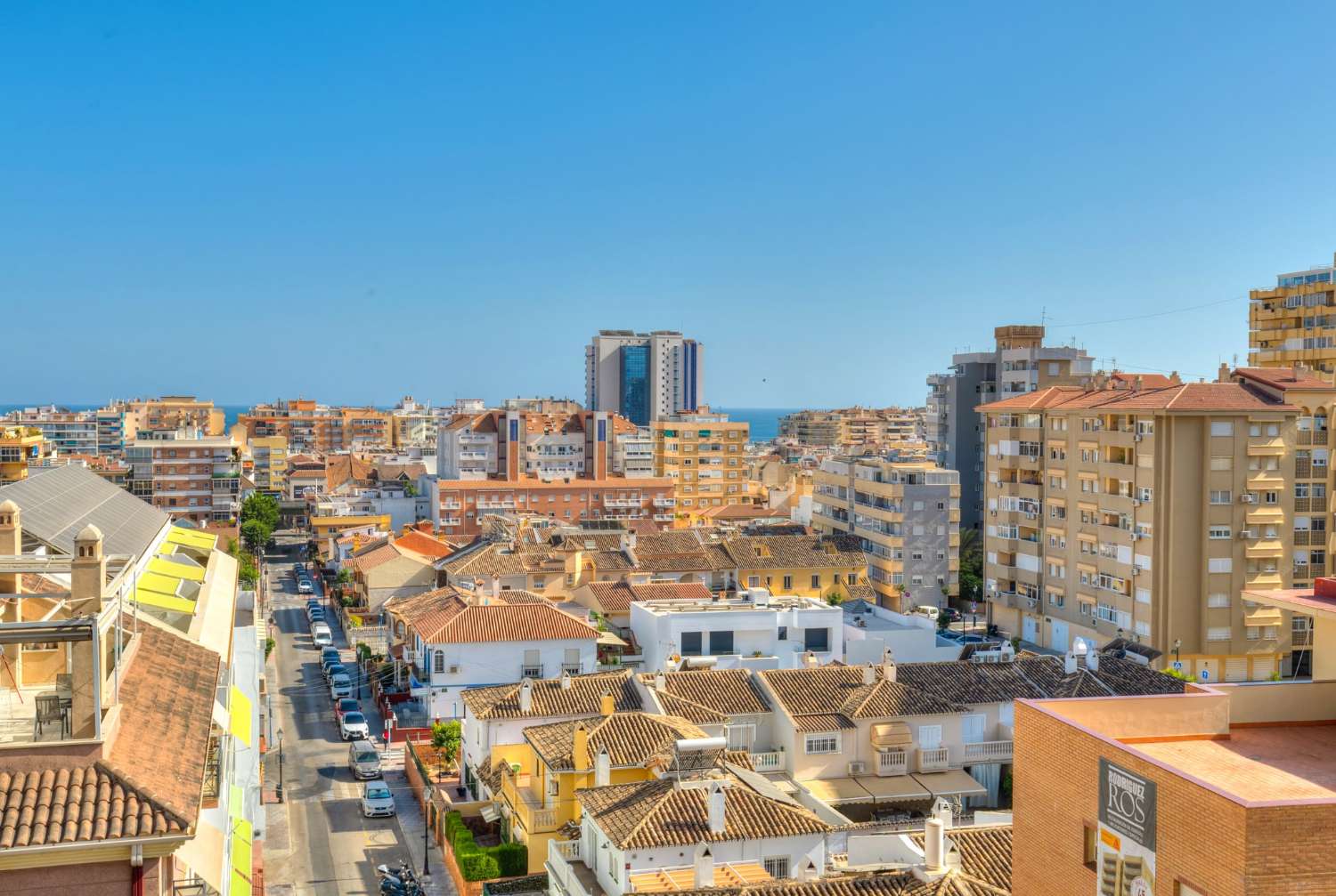 Piso de esquina con vistas abiertas en Los Boliches