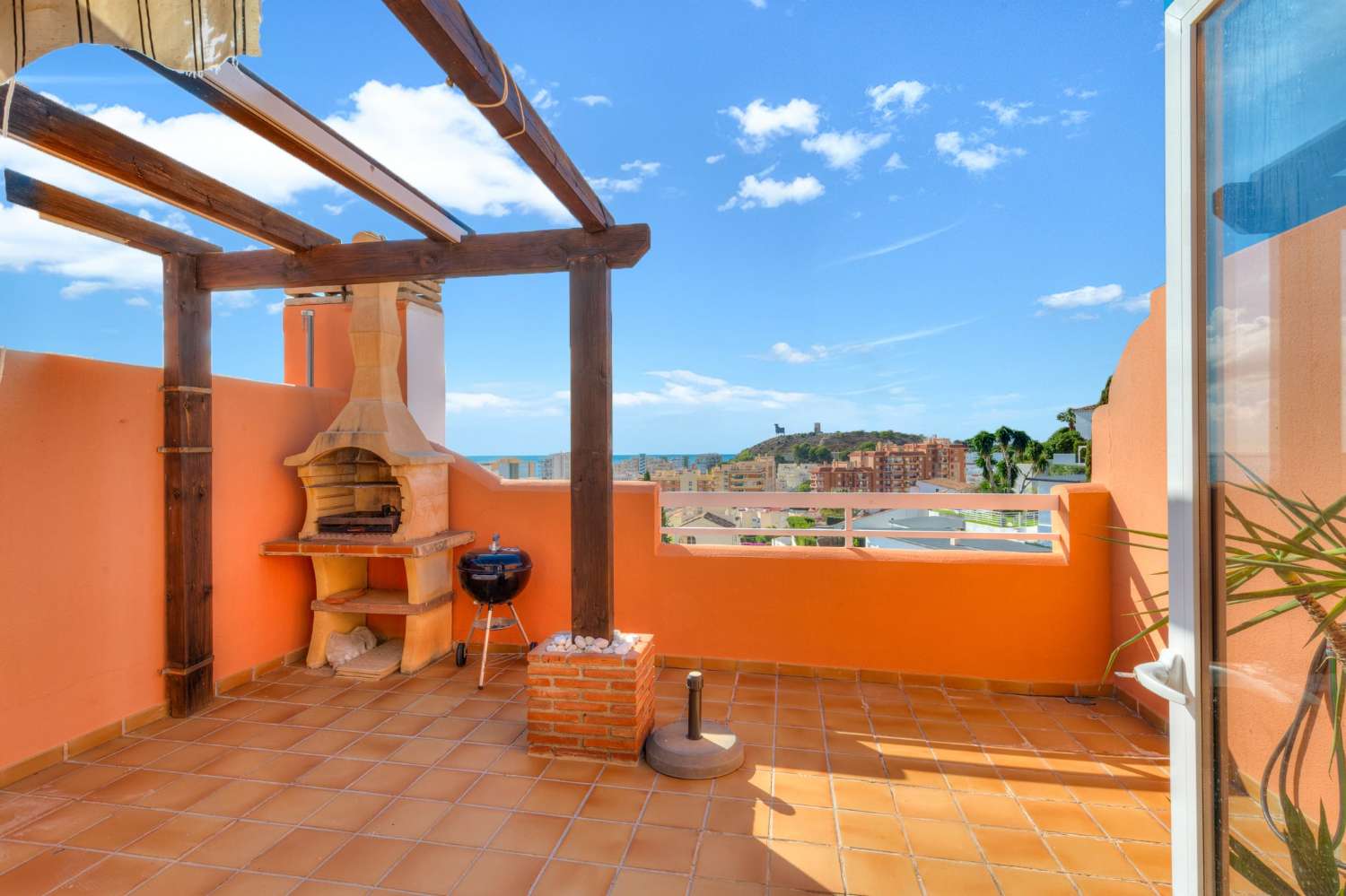 Twnohouse with sea views in the lower part of Torreblanca