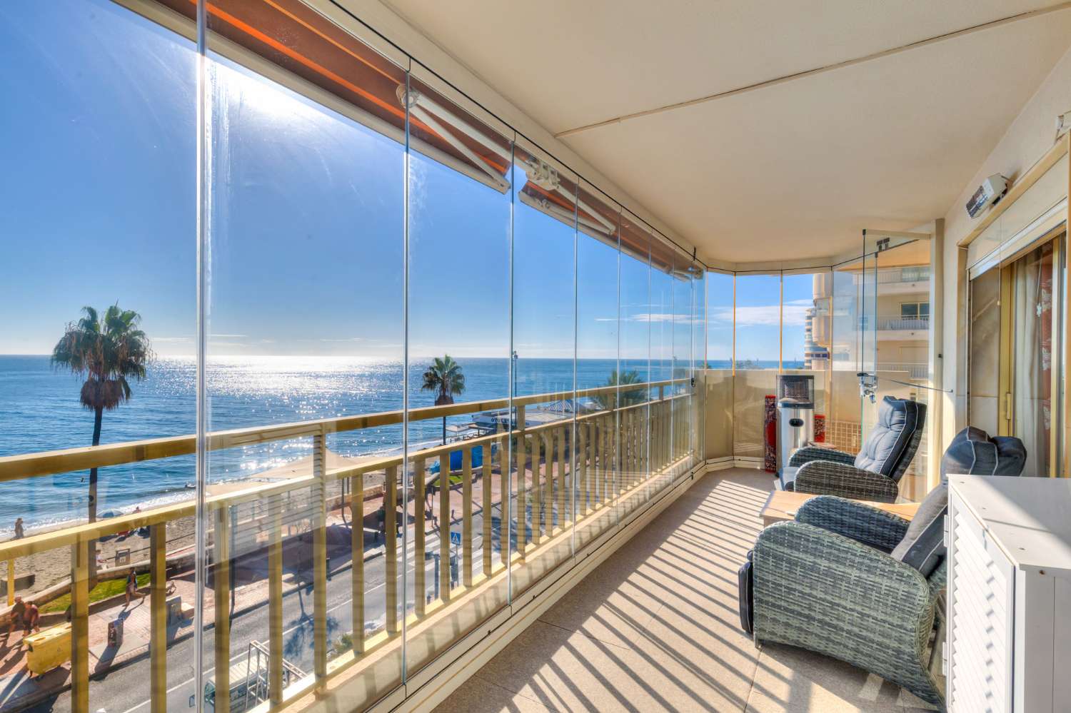 Front-line corner apartment in Doña Sofia