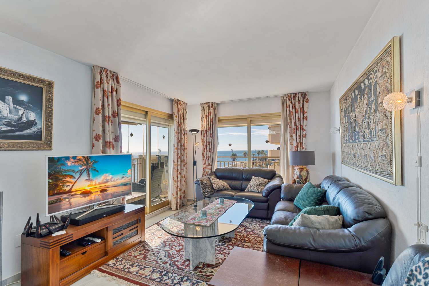 Front-line corner apartment in Doña Sofia