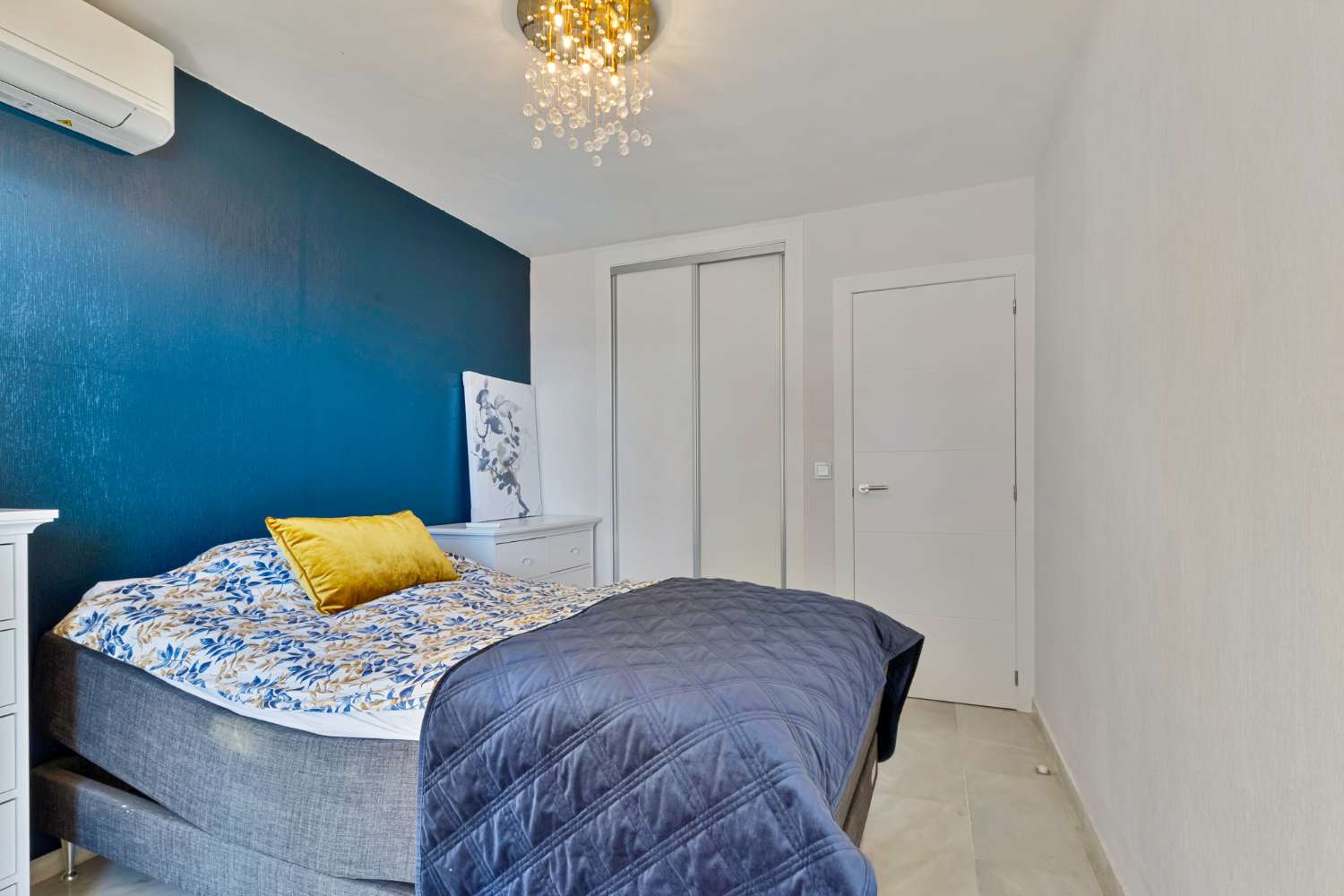 Front-line corner apartment in Doña Sofia