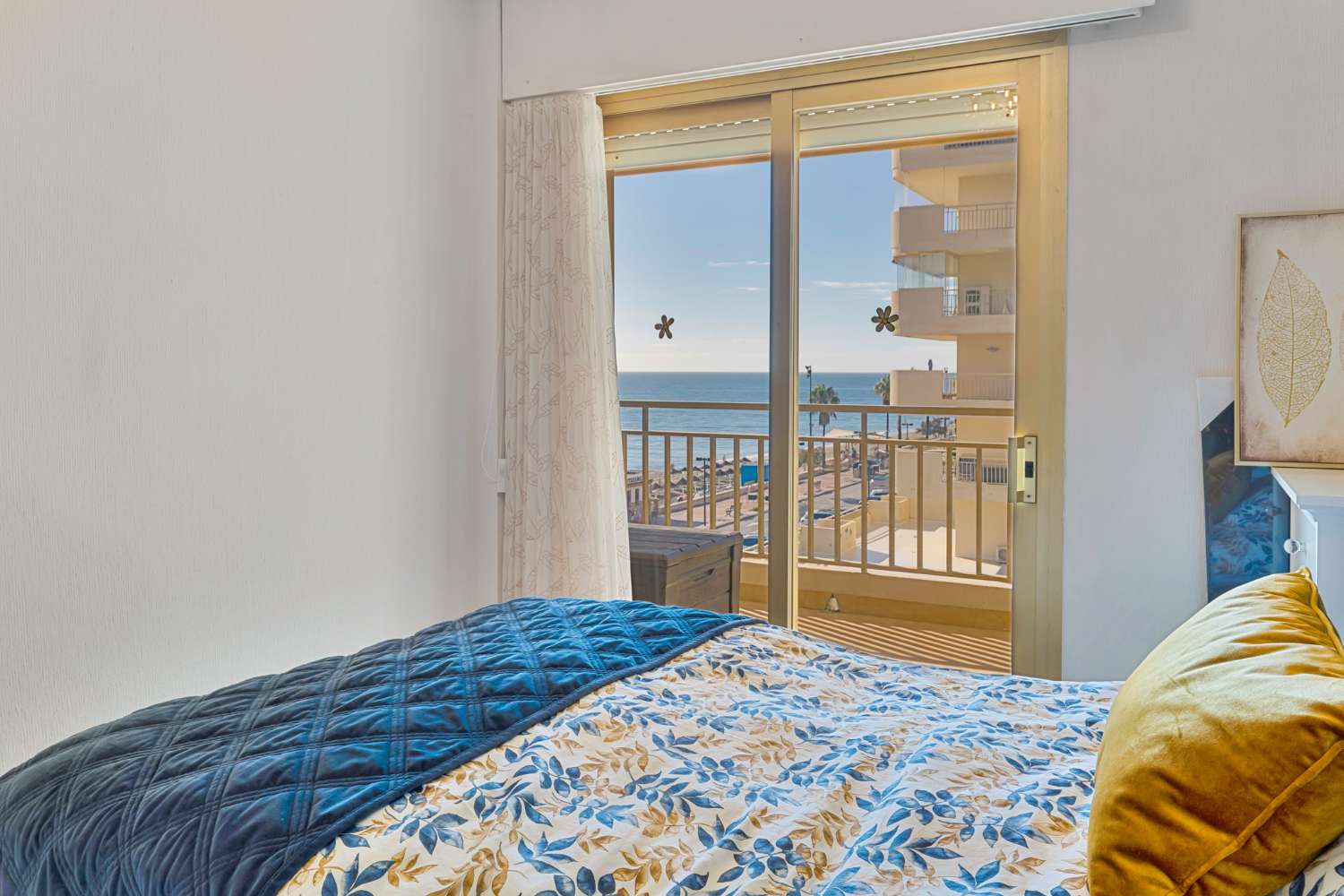 Front-line corner apartment in Doña Sofia