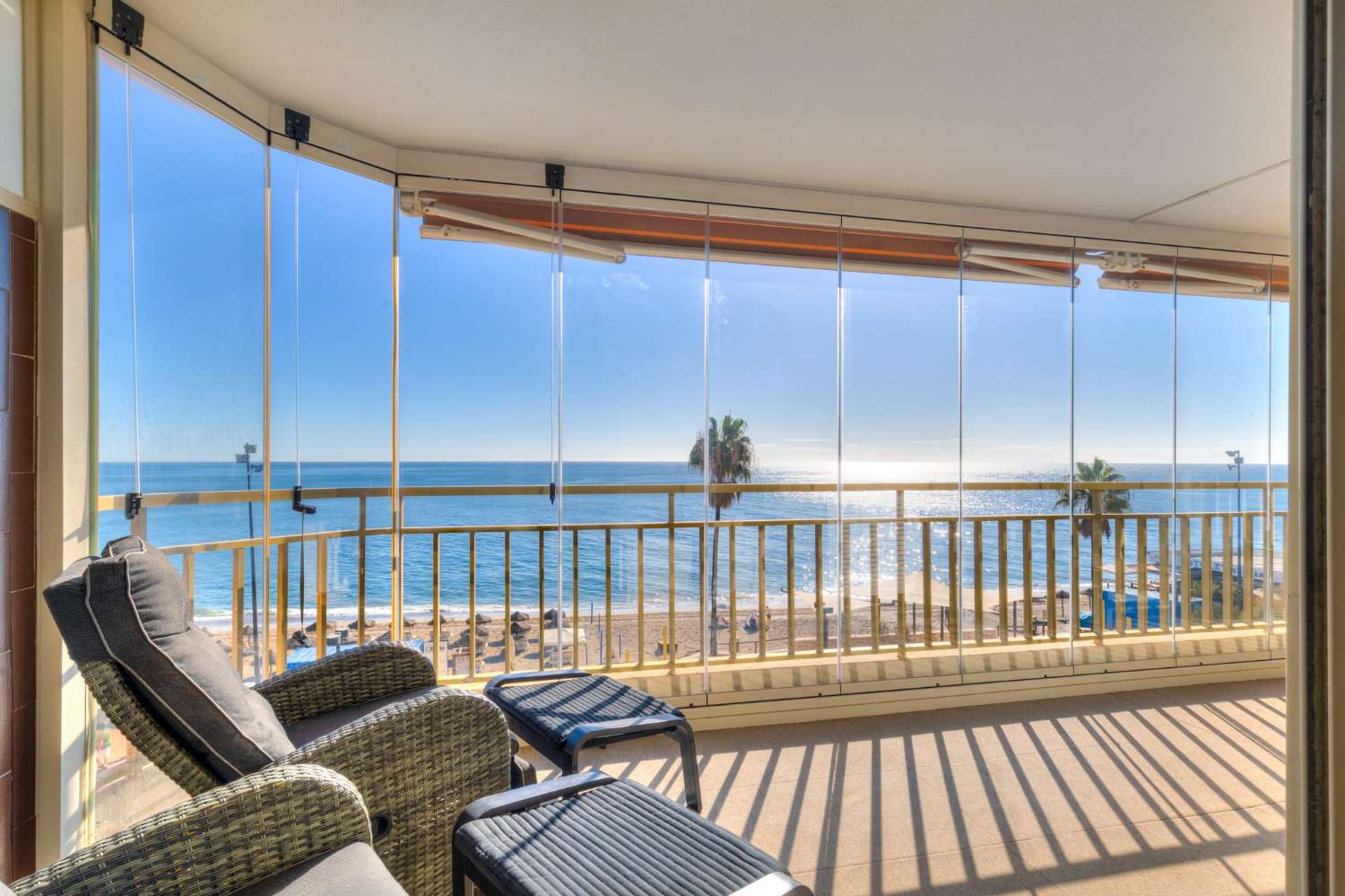 Front-line corner apartment in Doña Sofia