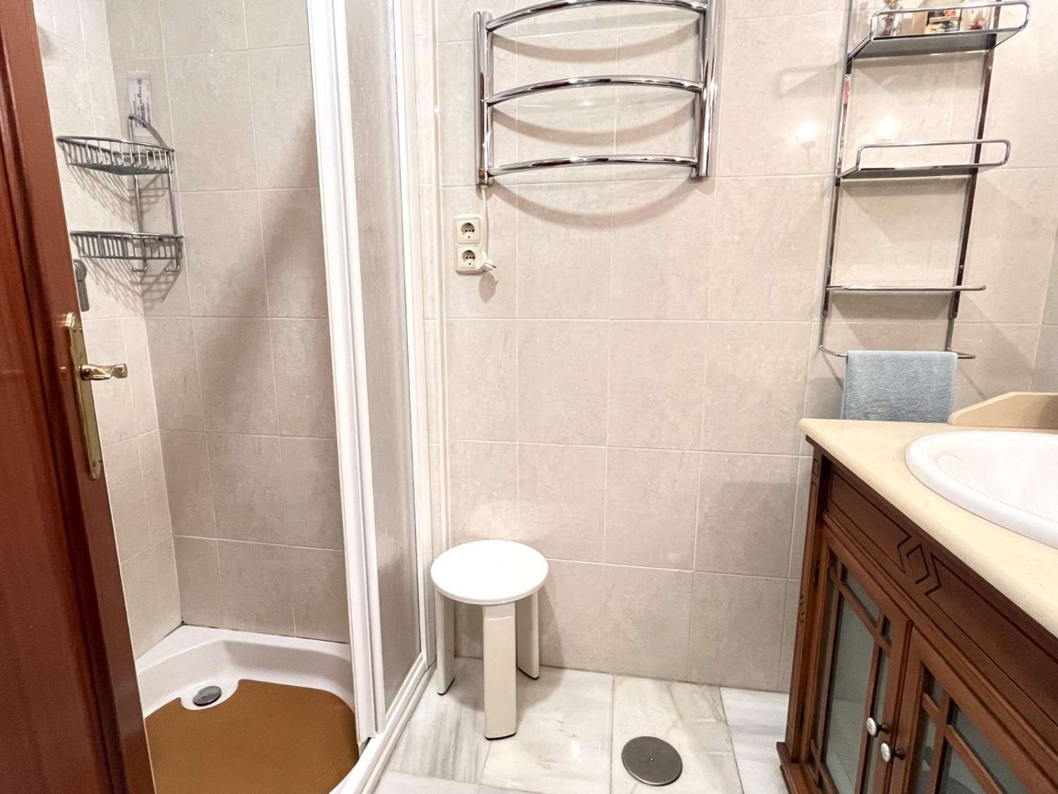 Amplio Piso en Residencial Detelina, a solo 300 mts de la playa