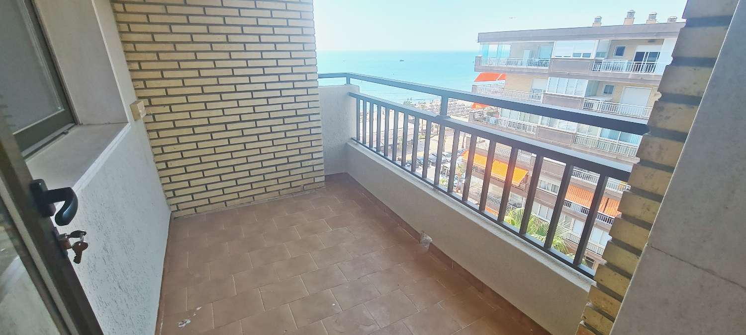 Amplio Apartamento reformado con vistas al mar